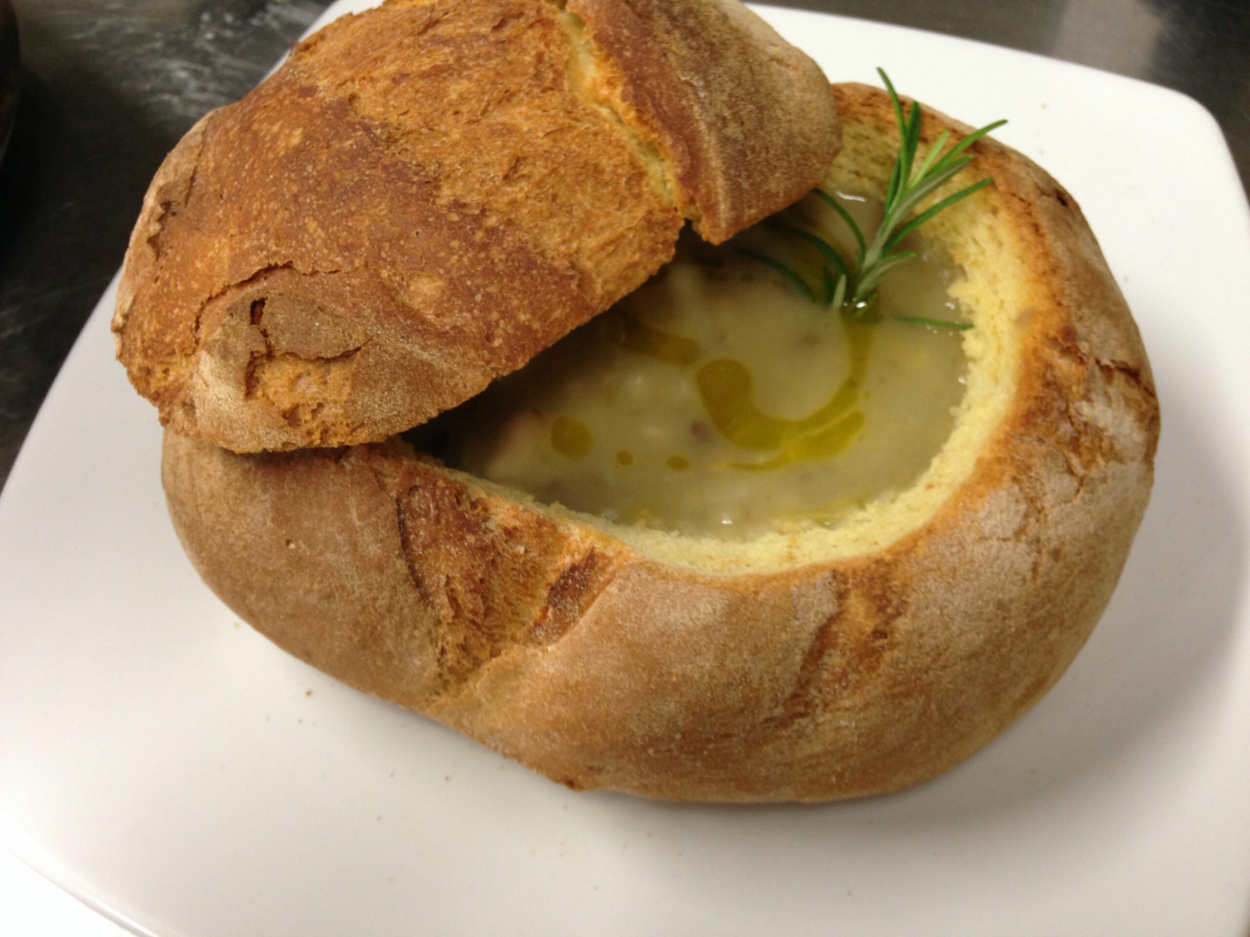 Zuppa di cipolle in pagnotta di pane